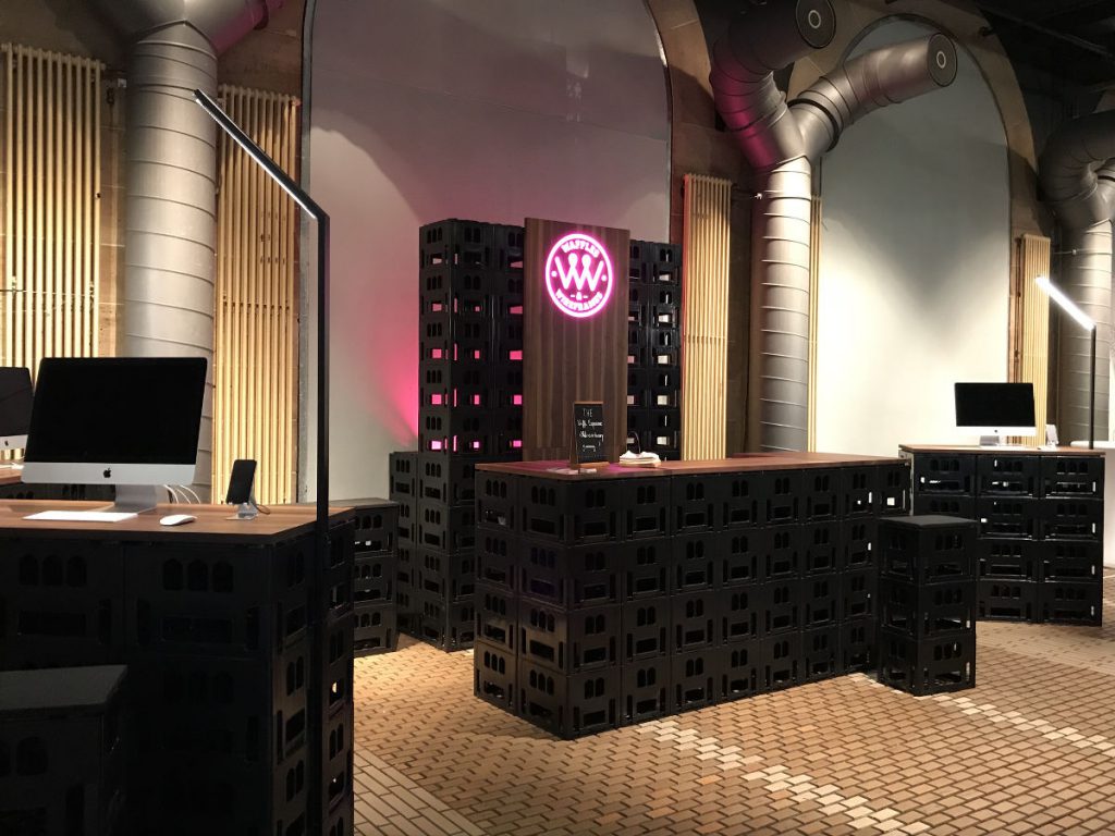 image für die website cratedesign event moebel aus getraenkekisten zum mieten_mit der beschriftung_img-cratedesign-inspiration-waffelstand-adobe_mannheim_szenografie_seitlich-messestand