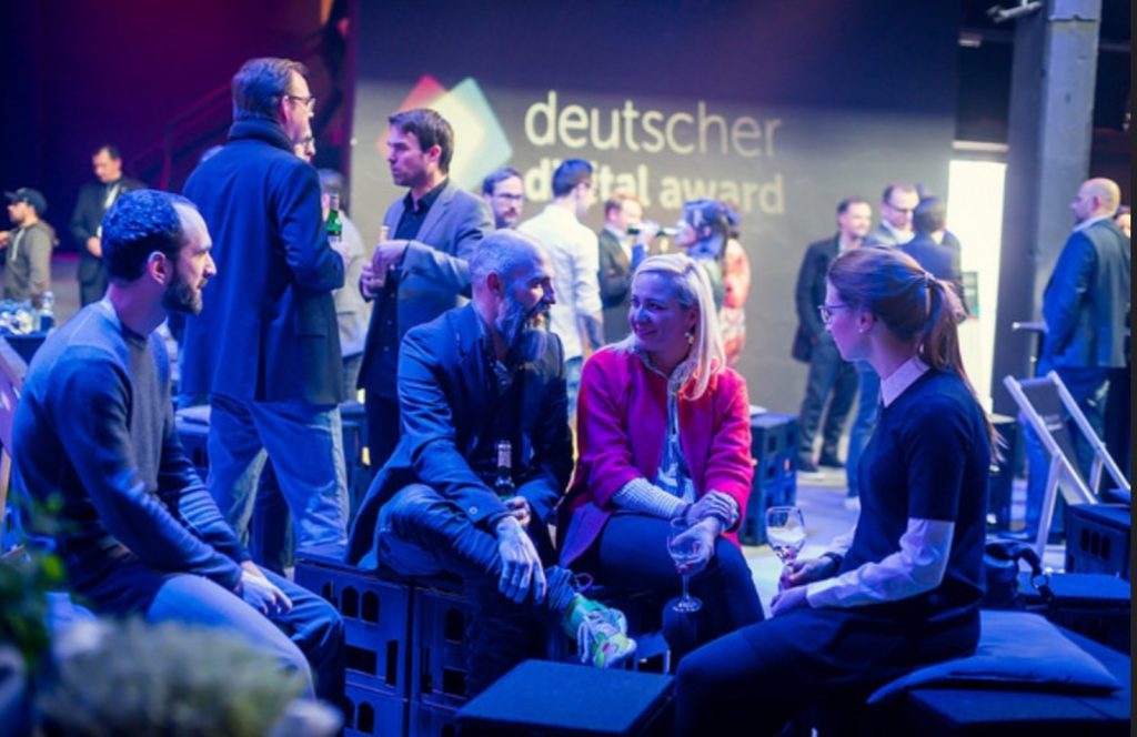 image für die website cratedesign event moebel aus getraenkekisten zum mieten_mit der beschriftung_img-cratedesign-intro-slider-deutscher digitalaward