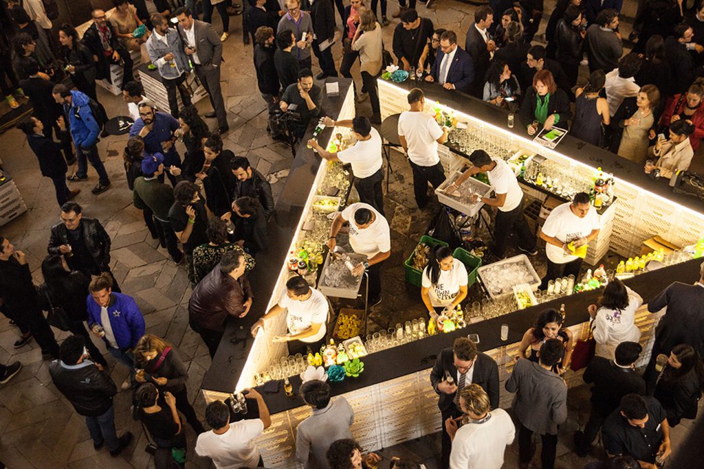 image für website von cratedesign_dem event mobiliar zum mieten aus ungelabelten getraenkekisten aus berlin_mit der beschriftung_img-cratedesign-intro-slider-mexico