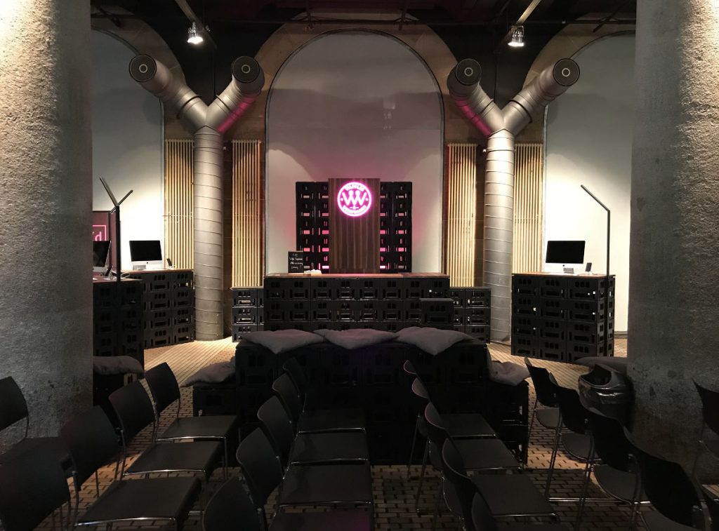 image für die website cratedesign event moebel aus getraenkekisten zum mieten_mit der beschriftung_img-cratedesign-offen-galerie-adobe_mannheim_szenografie_zwischen saeulen